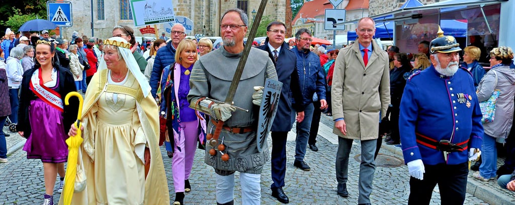 Ein Foto aus besseren Tagen: In der zweiten Reihe Bürgermeister Andreas Dittmann (rechts) und links daneben das Stadtoberhaupt der russischen Partnerstadt Puschkin, Wladimir Wladimirowitsch Omelnitzky, beim Festumzug zum Bollenmarkt 2019.