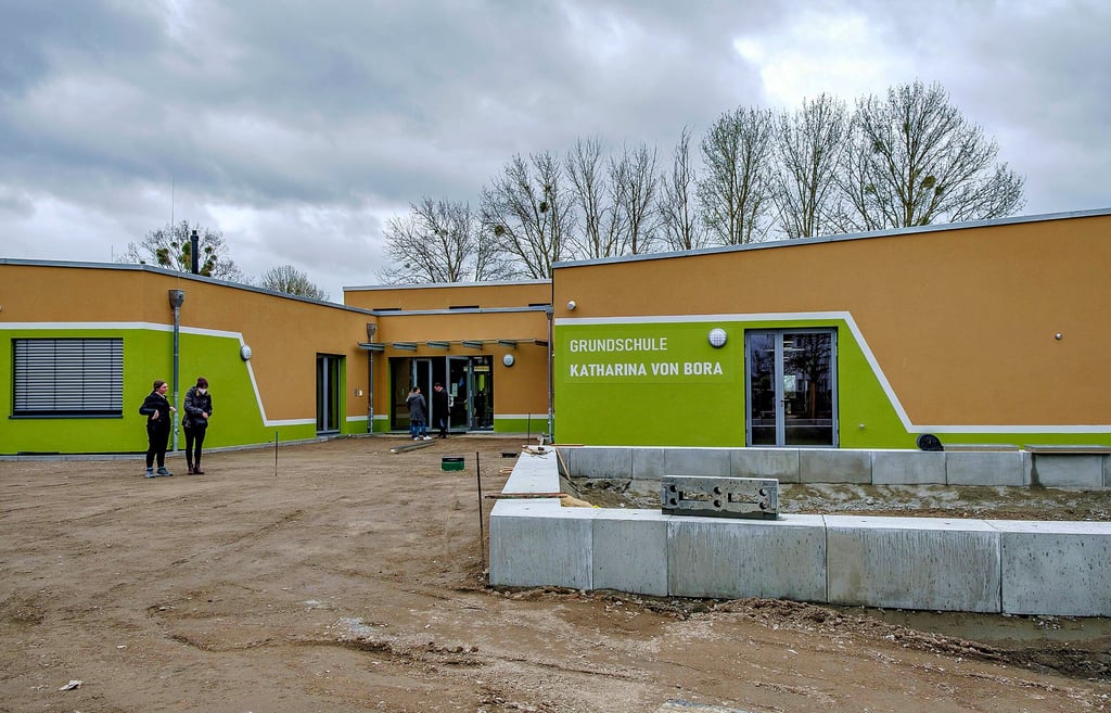 So sieht das neue Pratauer Schulhaus aus. Im Inneren ist es fertig, an den Außenanlagen wird, wie man hier sieht, noch gearbeitet.