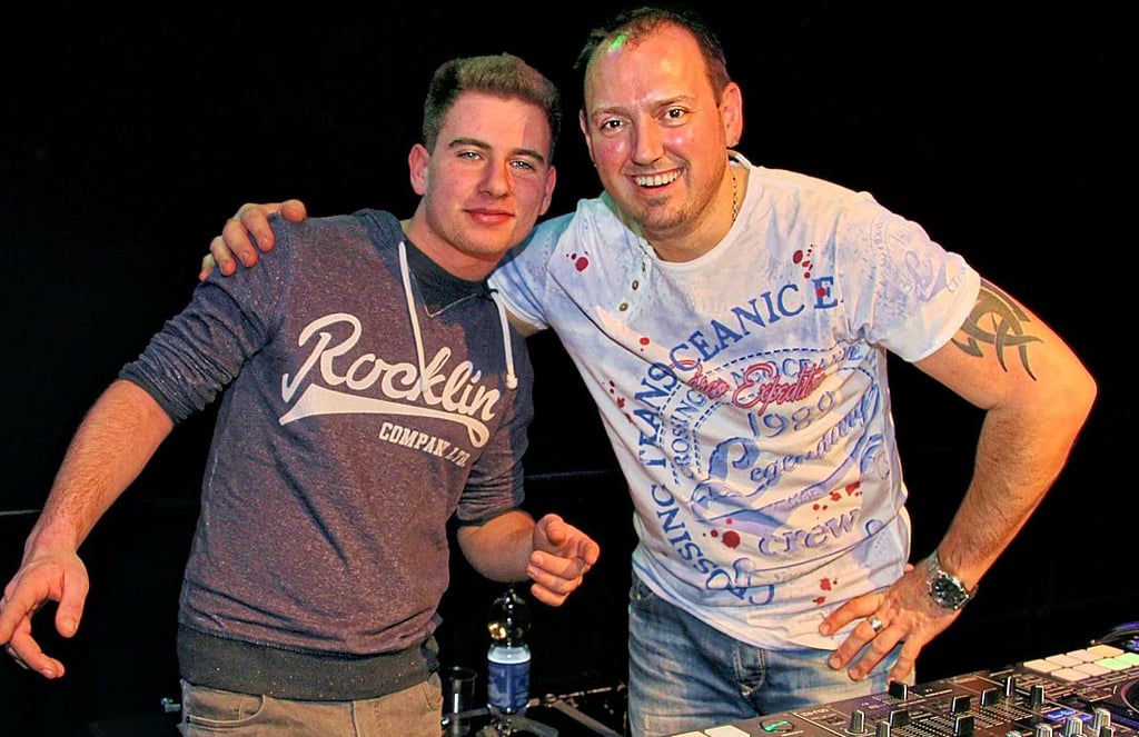 DJ „Maxi" Koch (links) und DJ Micha freuen sich auf den Ostertanz am Ostersonntag, 17. April, in der Wischelandhalle in Seehausen.