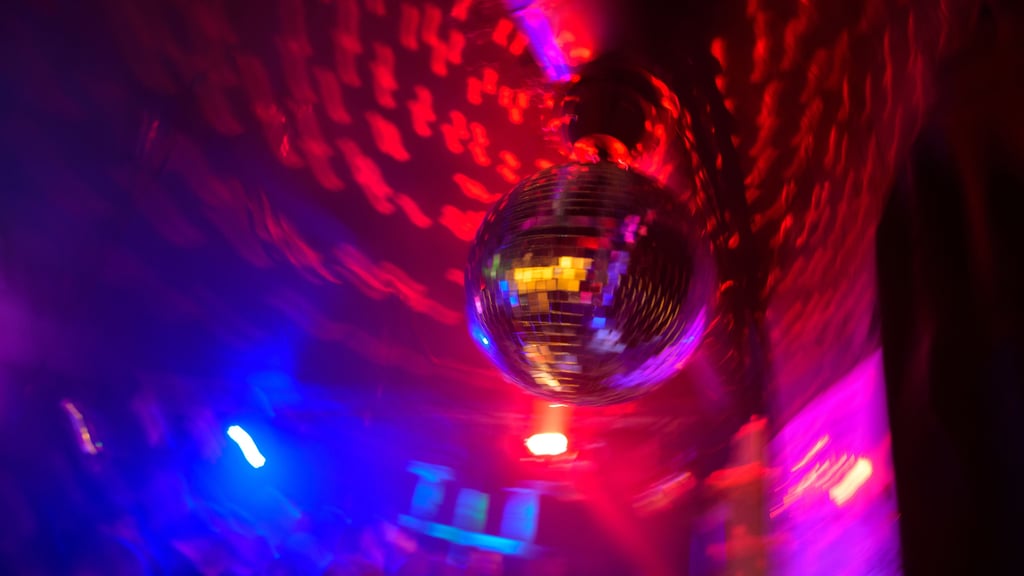 Bei der Trauerfeier des US-Rappers Goonew, die in einem Nachtclub stattfand, wurde seine präparierte Leiche ausgestellt.Foto: Jonas Walzberg/Symbol/