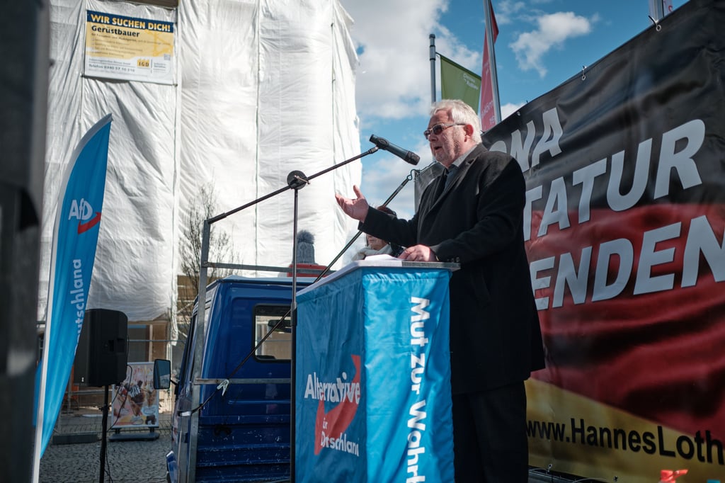 Andreas Mrosek am Rednerpult vor dem Dessauer Rathaus