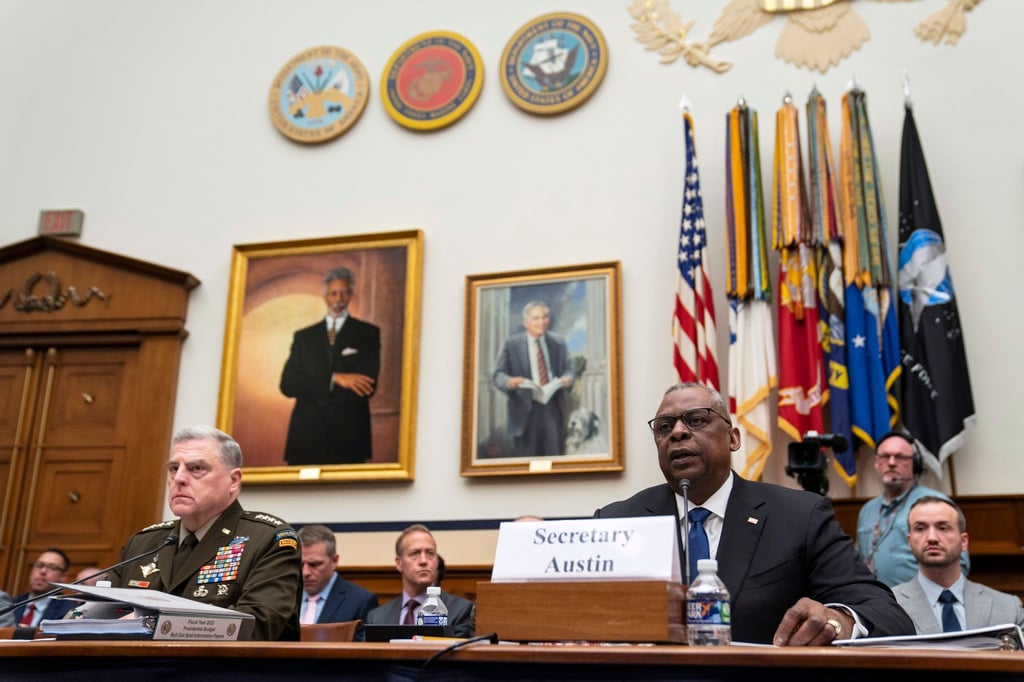 US-Verteidigungsminister Lloyd Austin (vorne r) und Generalstabschef Mark Milley (vorne l).
