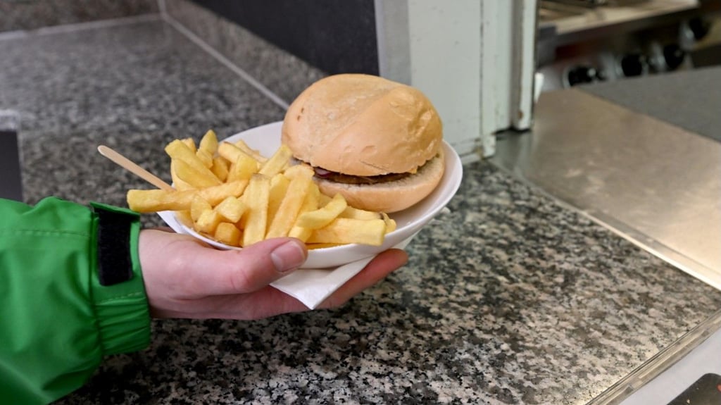 Größere Restaurants und Ketten in England müssen auf ihren Speisekarten künftig angeben, welches Gericht wie viele Kalorien hat.