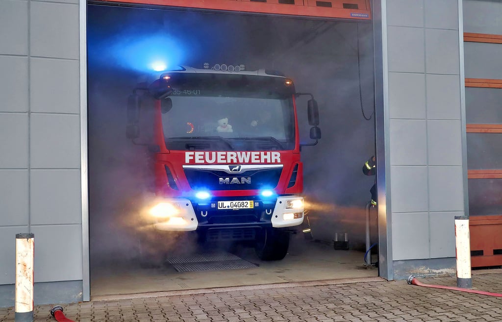 Mit Licht- und Nebelshow: Das neue Löschfahrzeug wird zum ersten Mal der Öffentlichkeit präsentiert.