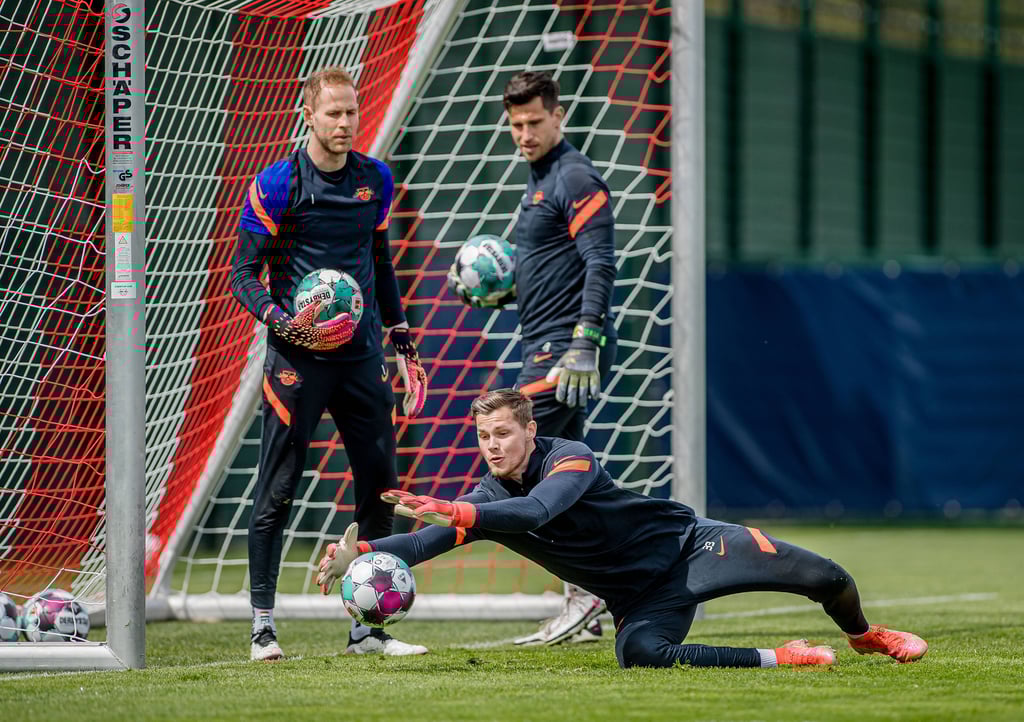 Peter Gulacsi (l.), Philipp Tschauner und Josep Martinez (unten) beim Training von RB Leipzig.