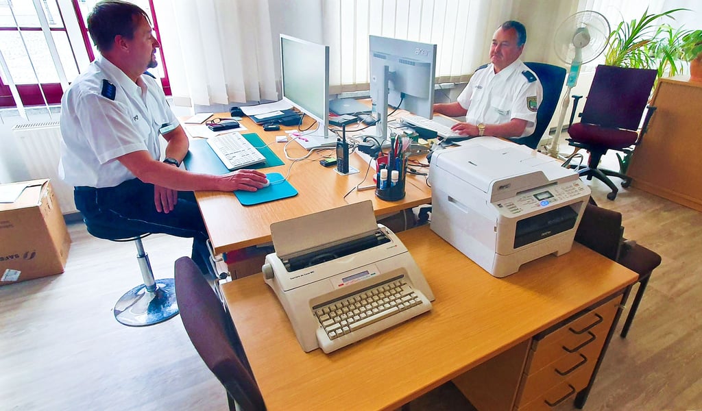 Silvio Bolze (l.) und Mario Kramer haben ihre neue Dienststelle bezogen. Nach 19 Jahren hat sich die Polizei wieder bei der Stadt eingemietet.
