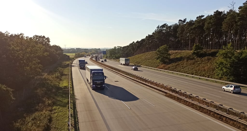 Die Autobahn 2 bei Hohenwarthe und Lostau. Der Landkreis setzt sich für mehr Lärmschutz ein.