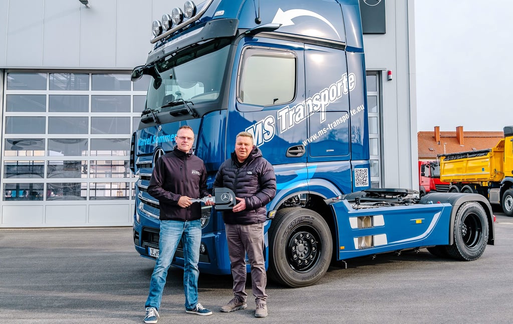 Marcel Sommerfeld (re.) nimmt von Verkäufer Steven Bölke im Autohaus Peter in Wittenberg sein neues Fahrzeug in Emmpfang.