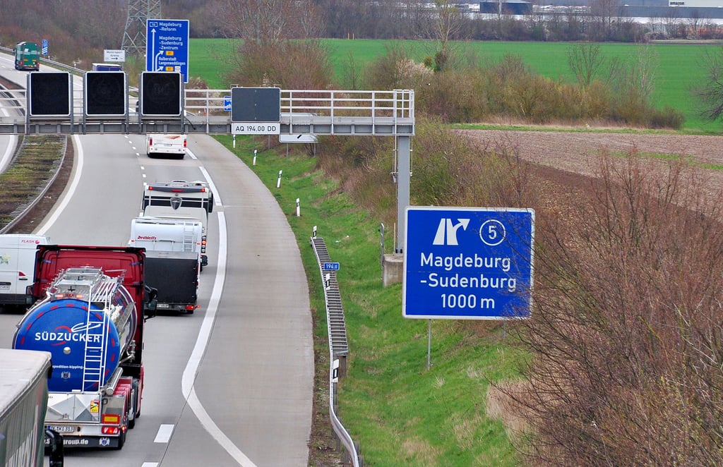 Der Acker rechts im Bild in Nachbarschaft zur A14 bei Magdeburg soll zum Bau einer neuen Megafactory zur Chipproduktion genutzt werden. Auf der anderen Seite der Autobahn beginnt hinter Feldern und Kleingärten die Ortslage von Ottersleben.