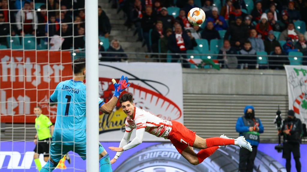 Flugkopfball an die Latte: Dominik Szoboszlai hatte den Siegtreffer gegen Atalanta Bergamo auf dem Kopf.