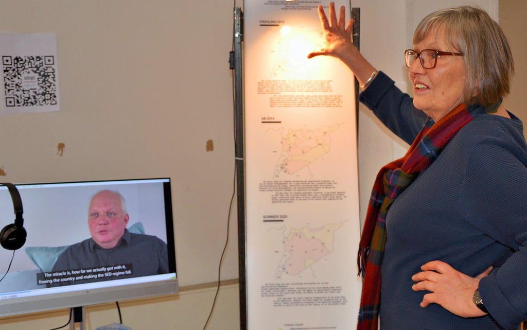 Sabine Spangenberg besucht die Ausstellung der deutsch-syrischen Solidaritätsorganisation „Adopt a Revolution".