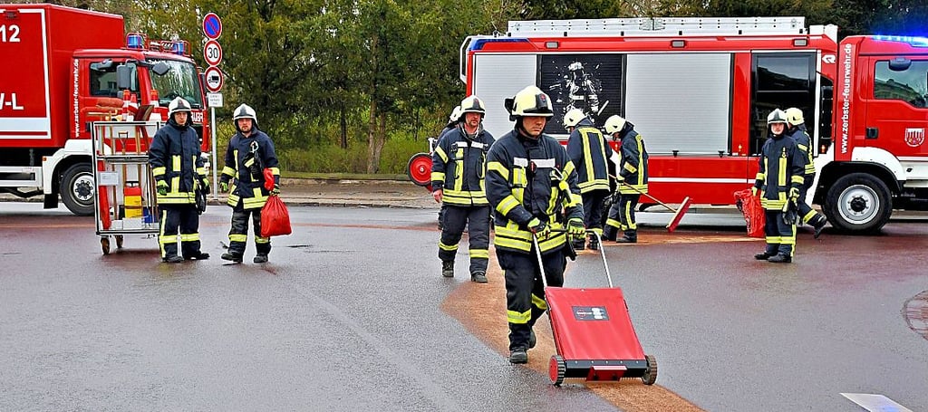 Die Zerbster Feuerwehr musste am Dienstag in Kastanienallee eine 200 Meter lange Dieselspur entfernen.