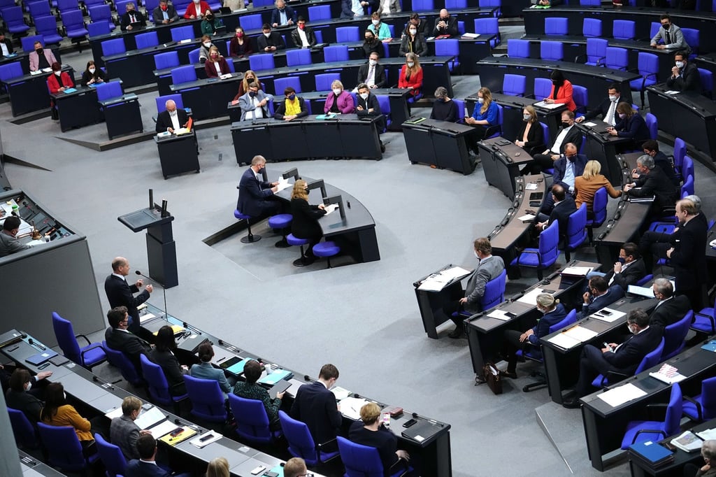 Bundeskanzler Olaf Scholz (SPD - links vorne) beantwortet bei der Regierungsbefragung im Bundestag die Fragen der Abgeordneten.