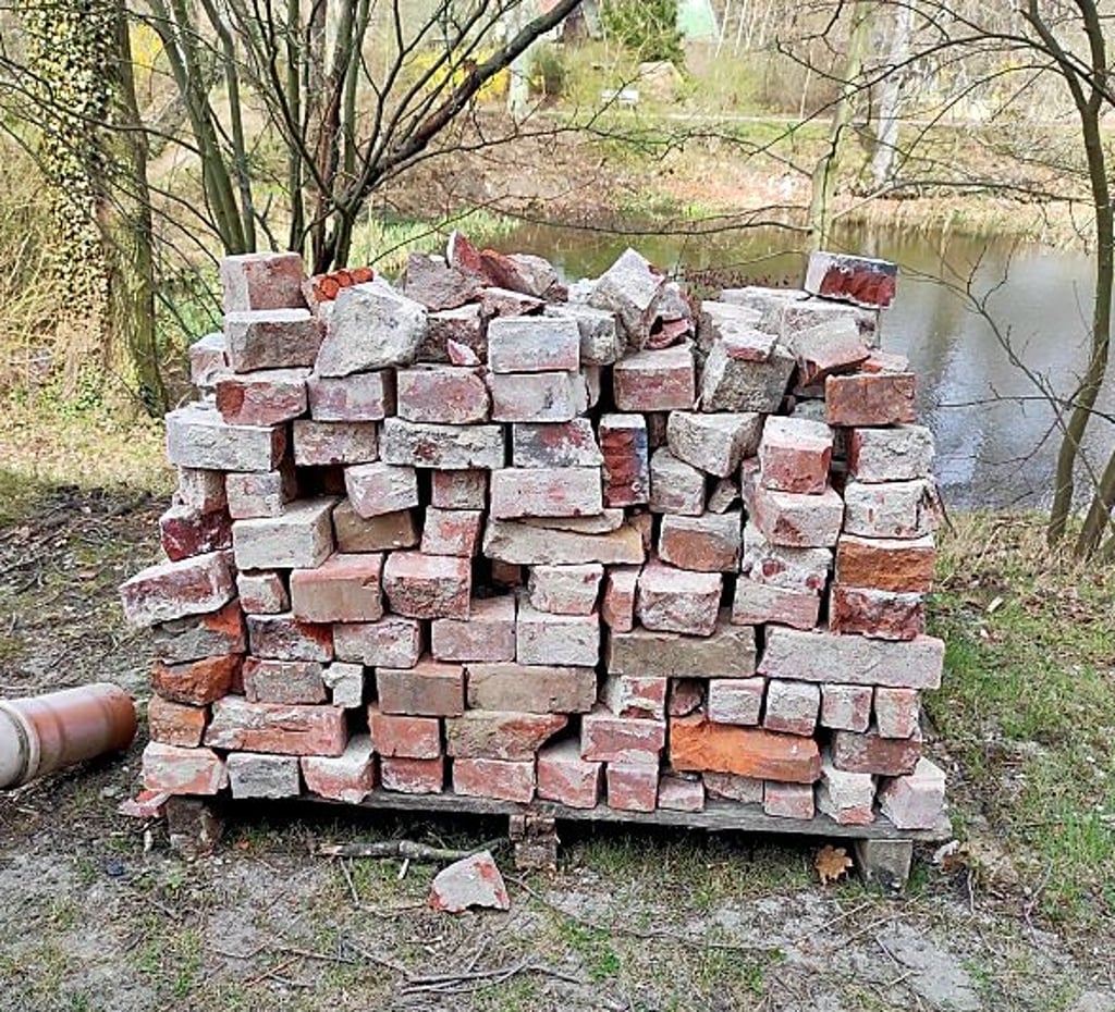 Die geborgenen Ziegelsteine werden geputzt und später wieder verwendet.