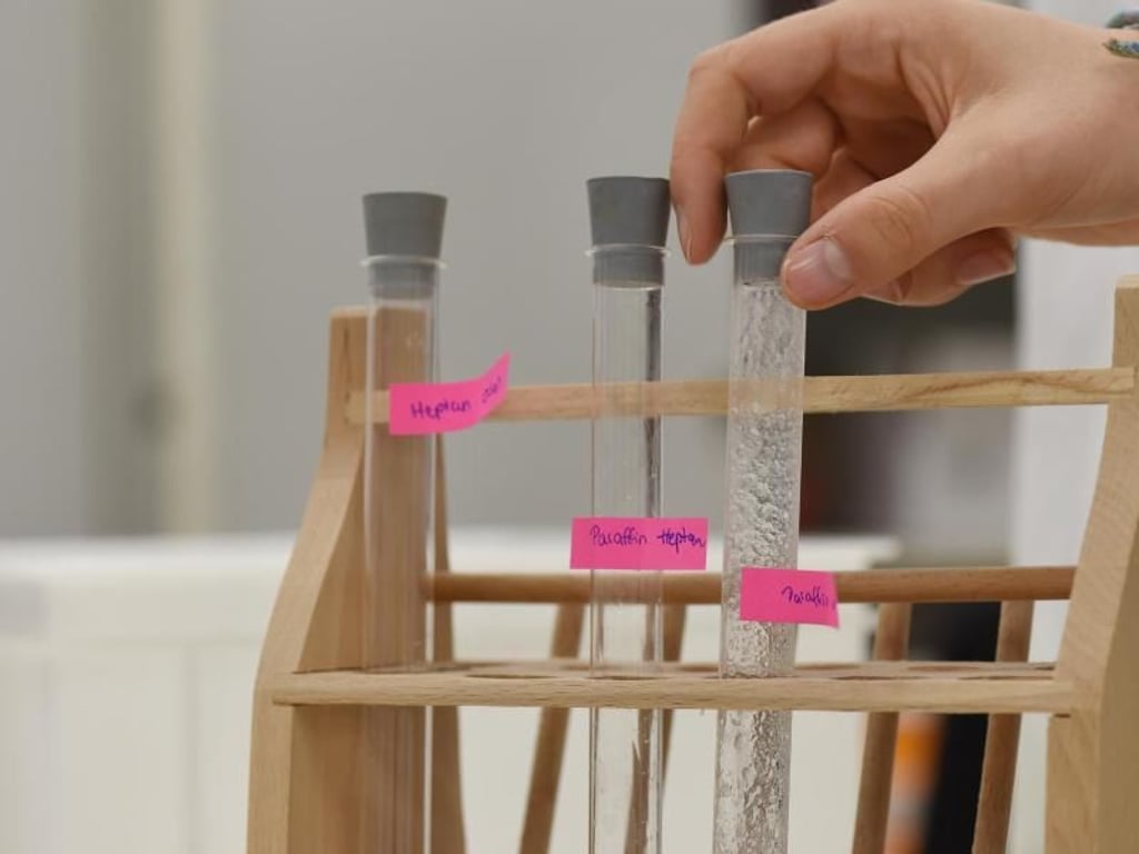 In München ist ein Lehrer bei einem gescheiterten Experiment schwer verletzt worden.