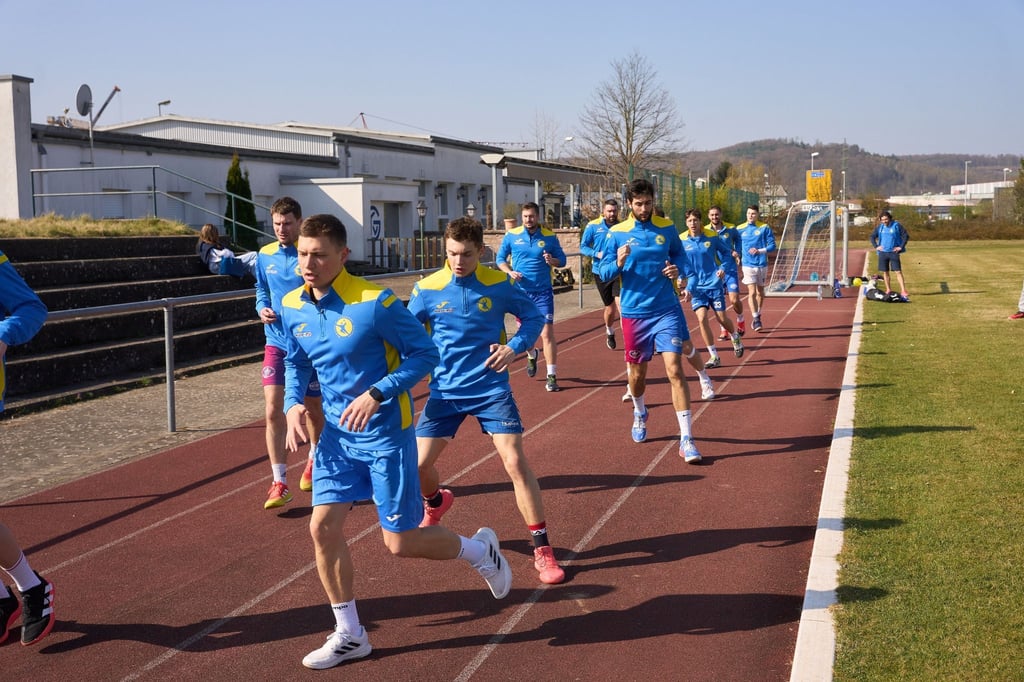 Das Handball-Nationalteam der Ukraine trainiert auf einem Sportplatz in Großwallstadt.