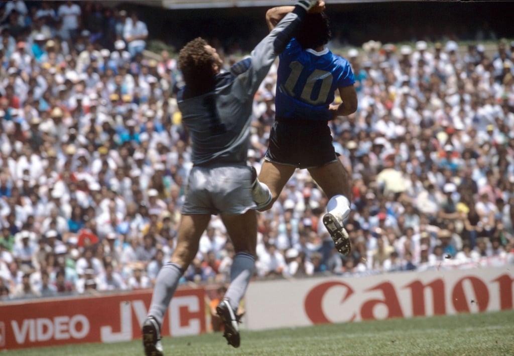 Diego Maradona (r) erzielte 1986 das Tor mit der „Hand Gottes“.