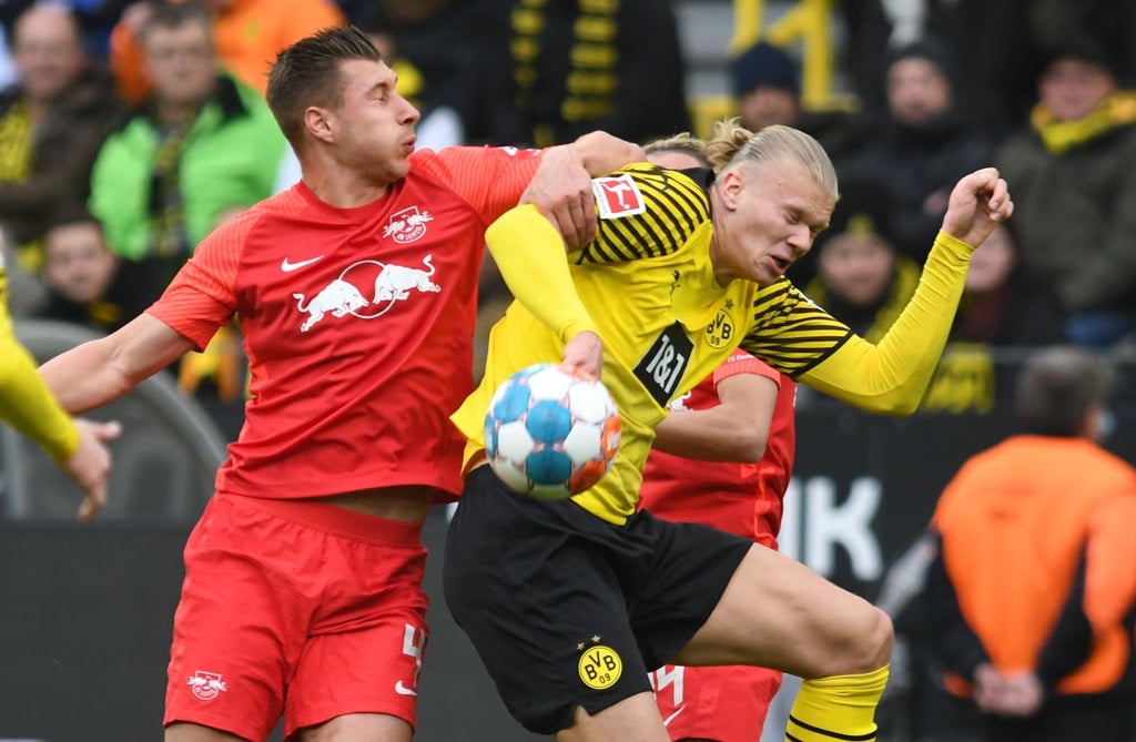 BVB-Star Erling Haaland (r) im Zweikampf mit Leipzigs Willi Orban.