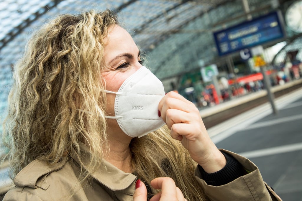 Wer etwa auf Reisen lange Zeit eine FFP2-Maske trägt, sollte der Haut darunter Aufmerksamkeit schenken.