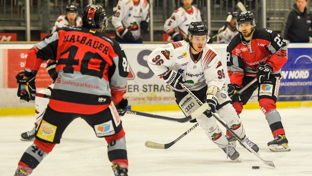 Philipp Halbauer (l.) und Roman Pfennings (r.) fehlen den Saale Bulls im vierten Playoff-Duell mit Regensburg.