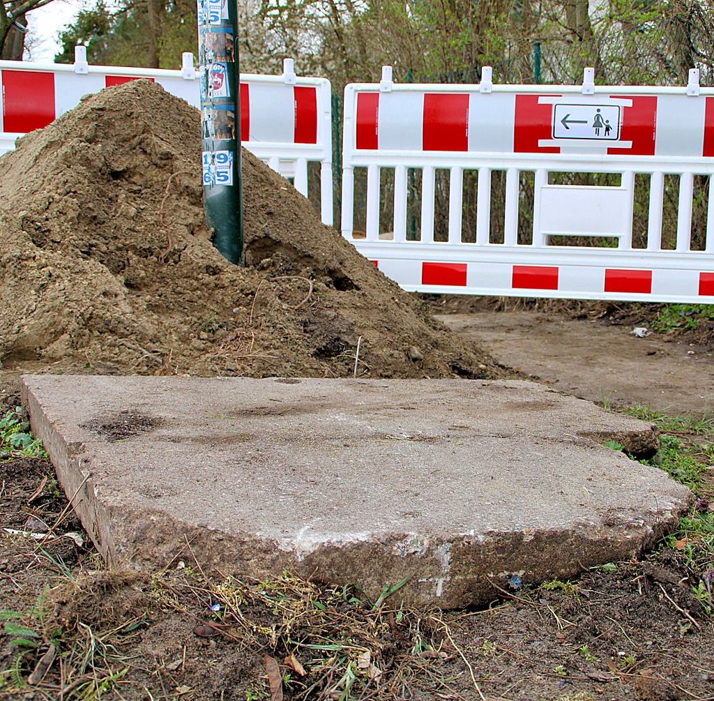 Die brüchigen Betonplatten auf dem Gehweg an der Hauptstraße in Colbitz gehören schon bald der Vergangenheit an.
