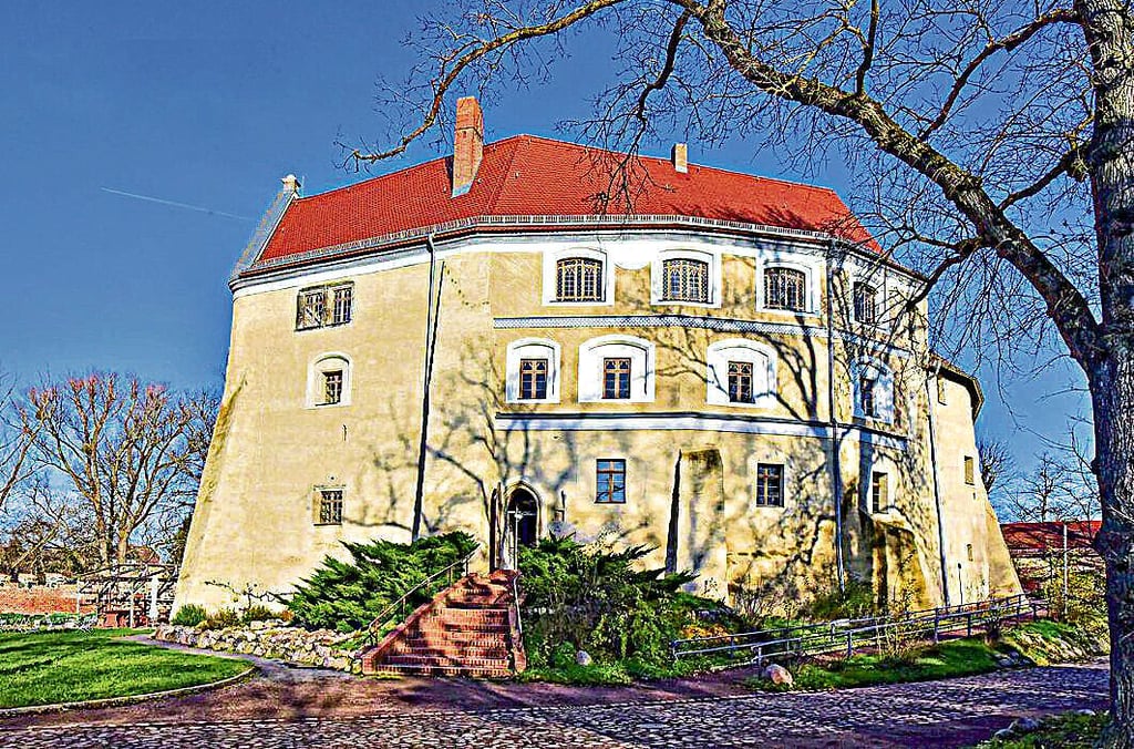 Auf der Wasserburg Roßlau findet wieder ein Ostermarkt statt.