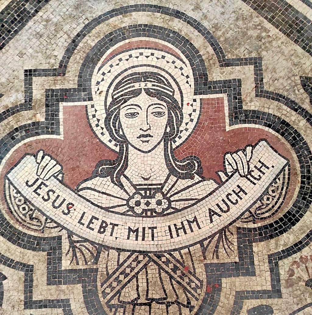 Blick auf ein Fußbodenmosaik. Dieses hier ist aufwendig gereinigt.