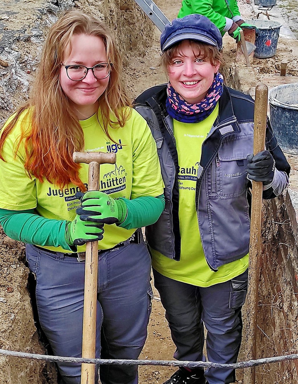 Sonja Starke und Nadine Weimer von der Jugendbauhütte in der Baugrube am Mausoleum. Trotz harter Arbeit können beide noch lachen.