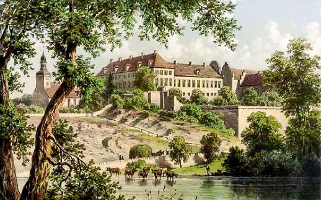 Um 1745 legte Johann Clamor August, Freiherr von dem Bussche den Grundstein für das heutige Sonnenschloss Walbeck.