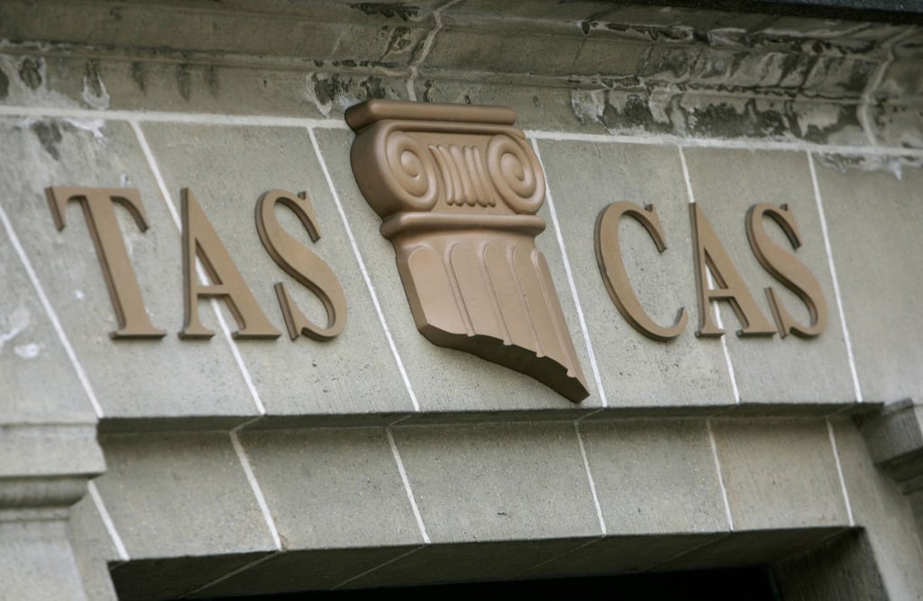 Schriftzug über dem Eingang des internationalen Sportgerichtshofes CAS in Lausanne.