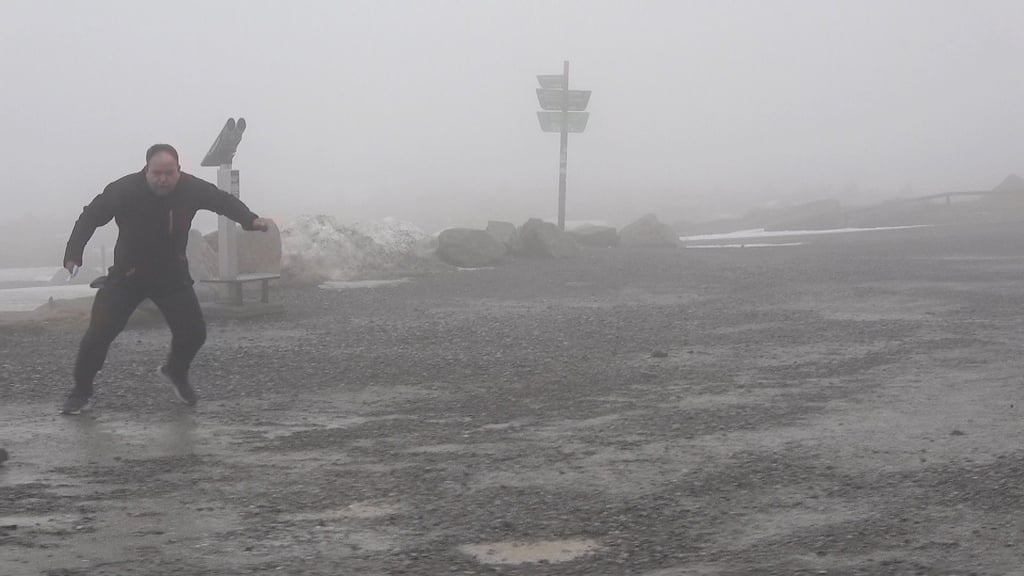 Der Deutsche Wetterdienst (DWD) warnt vor Stürmen in Sachsen-Anhalt. Insbesondere auf dem Brocken können Orkanböen auftreten. Bereits am Donnerstagvormittag (7. April) wurden dort Windgeschwindigkeiten von bis zu 134 km/h gemessen.