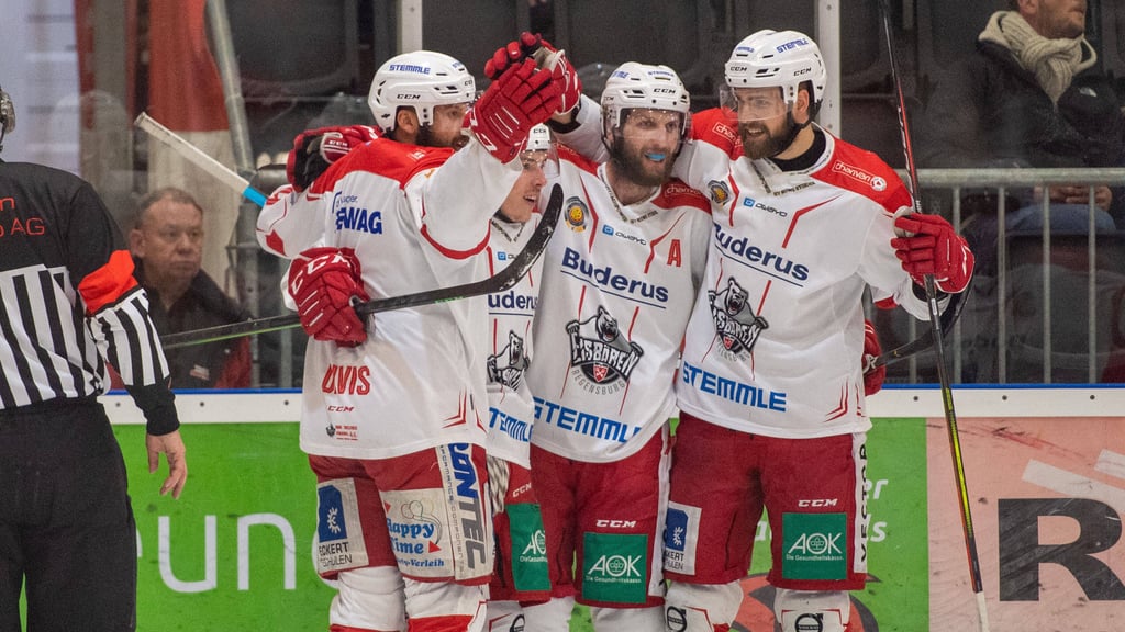 Bislang jubelten in Halle nur die Eisbären Regensburg in der Playoff-Serie.