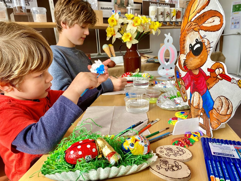Mika (vorn) und Jasper testen die für „Kleine Ostern“ vorgesehene Bastelstube aus.