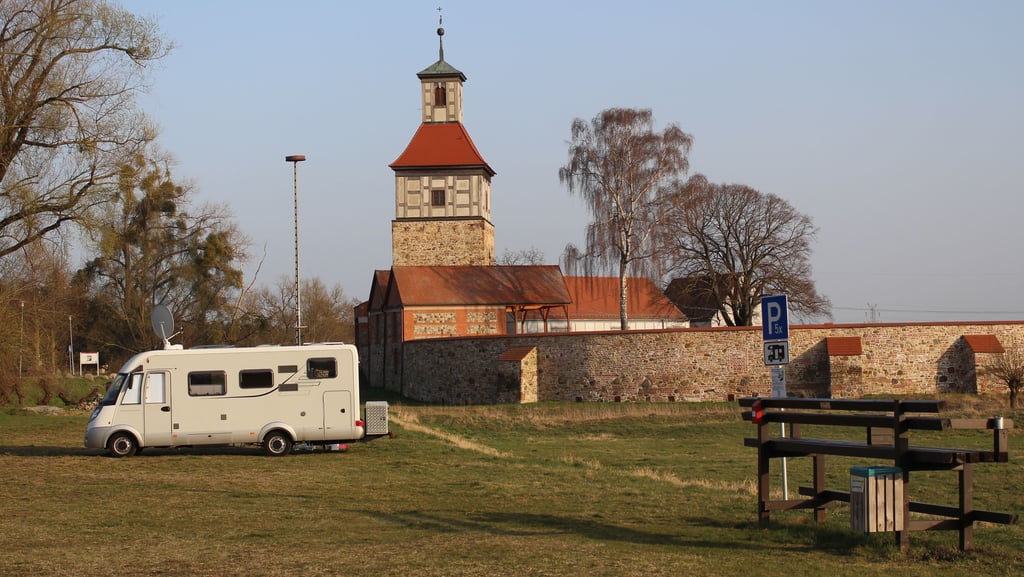 Fünf Wohnmobile dürfen an der Burg stehen. Das wird rege genutzt. Fürs Osterfeuer wird der Stellplatz kurz gesperrt.