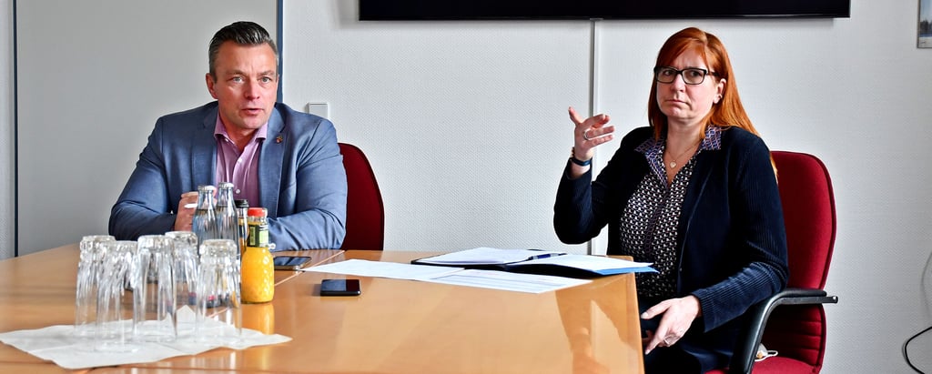 Landrat Andy Grabner (CDU) und Diane Gardyan, Amtsleiterin für Ausländerangelegenheiten in der Landkreisverwaltung Anhalt-Bitterfeld informieren über die Ukraine-Flüchtlinge.
