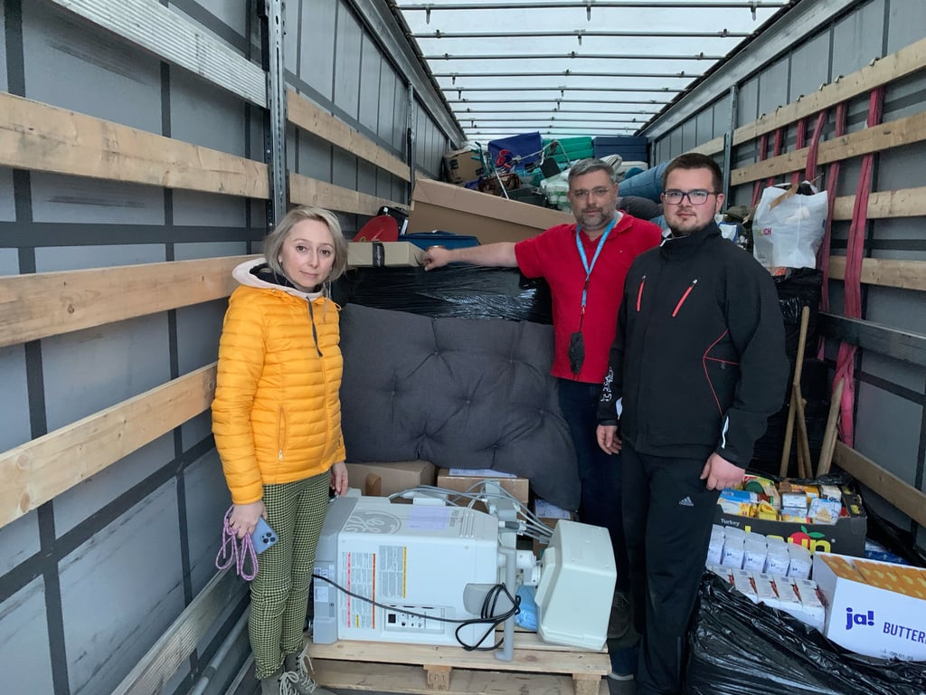 Frank Schmiedl (Mitte), sein Sohn Benedikt und eine Mitarbeiterin der Firma GTL-Logistik bei der Übergabe des Ultraschallgeräts aus Sangerhausen, das im Krankenhaus im ukrainischen Lwiw bereits sehnlichst erwartet wurde. Es war neben der Gulaschkanone und vielem anderem mit auf dem Transport.
