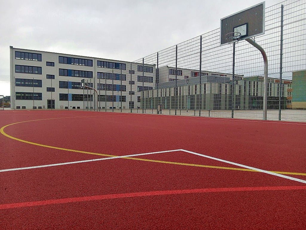 Am Rande des Geländes wurde anstelle eines abgerissenen Gebäudes ein neuer Sportplatz angelegt.