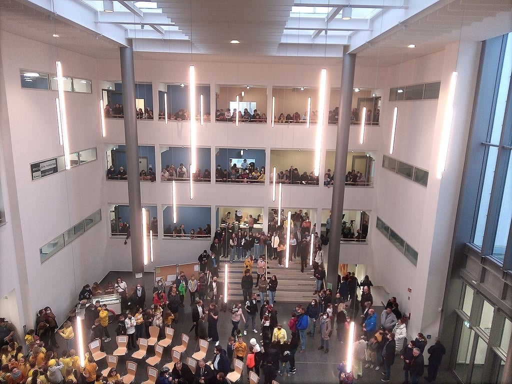 Blick ins Atrium des Edithagymnasiums in Magdeburg, das zwischen den beiden sanierten Gebäudeteilen einen großzügigen Veranstaltungsraum bietet.