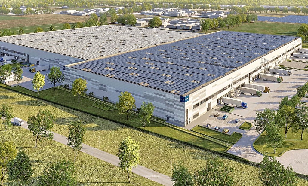 So soll das künftige Logistikcenter aussehen. In den größeren Teil mit Solarpanelen zieht Westwing mit seinem Versandzentrum ein.