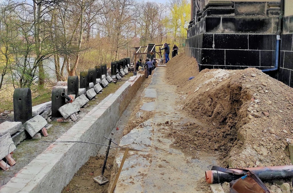 Blick auf die Baustelle seitlich vom Mausoleum. Dort wartet auf Frauen harte Männerarbeit.
