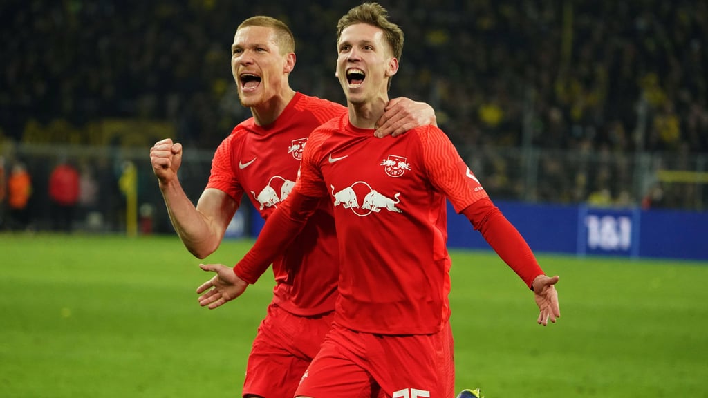 Marcel Halstenberg (l.) freut sich mit Dani Olmo über dessen Tor gegen den BVB: