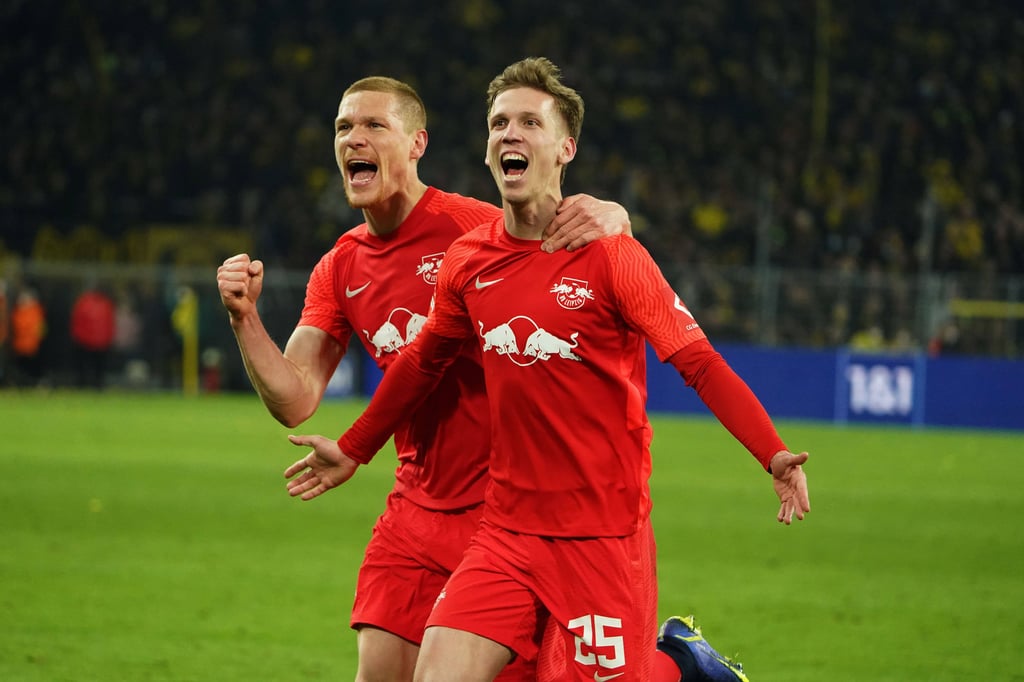 Marcel Halstenberg (l.) freut sich mit Dani Olmo über dessen Tor gegen den BVB: