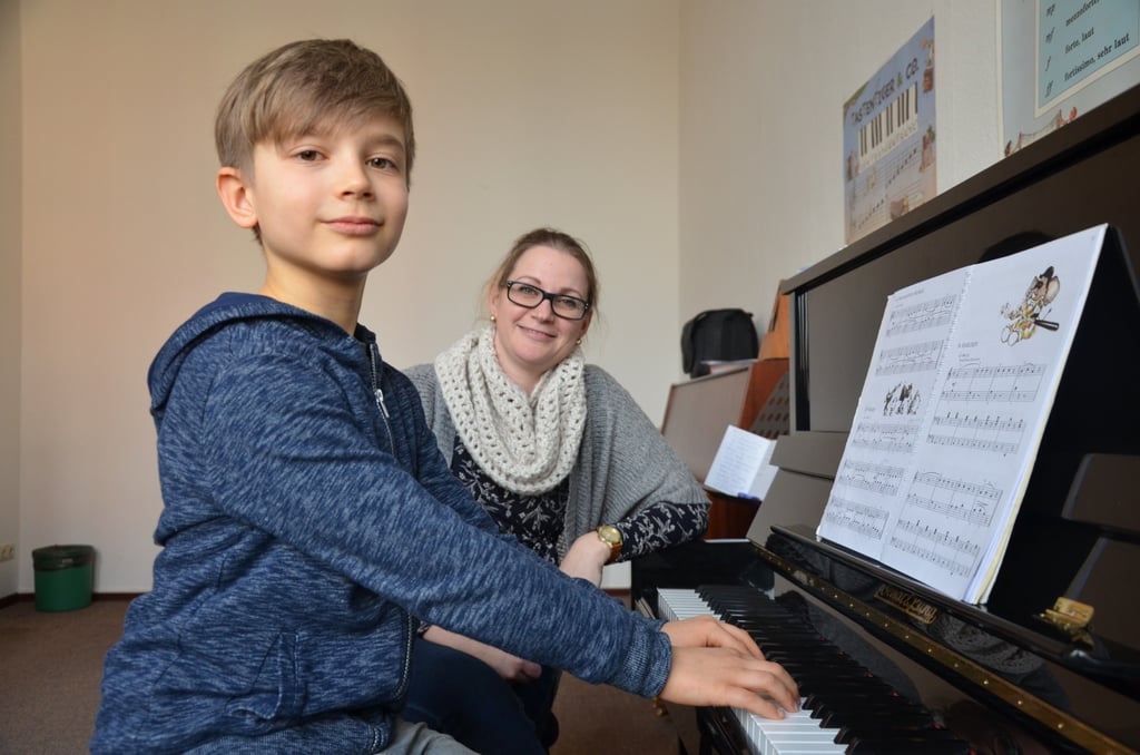 Kreismusikschule Schönebeck Lennard Ebert und Lehrerin Sandra Preuß Musikalische Leiterin. Foto: Jan Iven