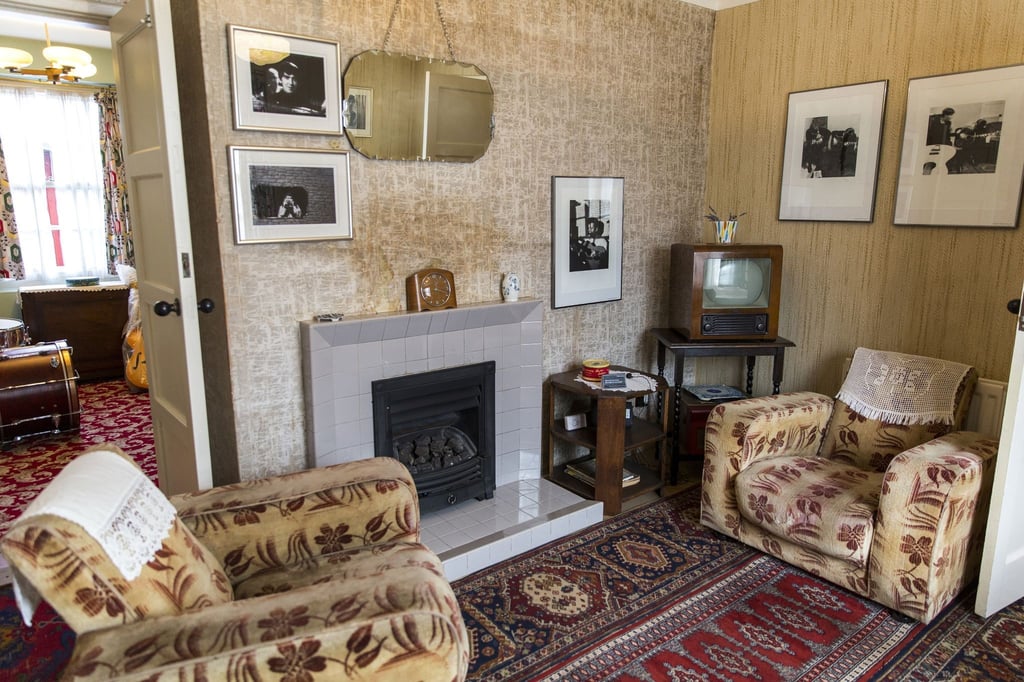 Das Vorderzimmer des Elternhauses von Paul McCartney in der Forthlin Road in Liverpool.