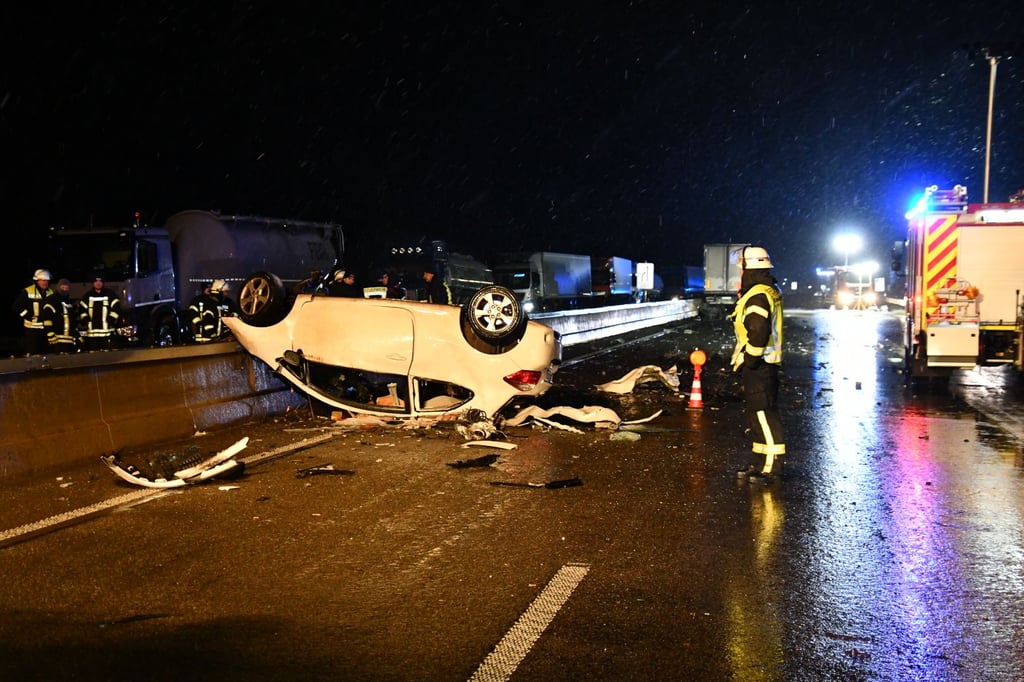 Die Unfallstelle auf der A1 bei Blankenheim. Ein Geisterfahrer ist hier frontal in einen Lkw geprallt.