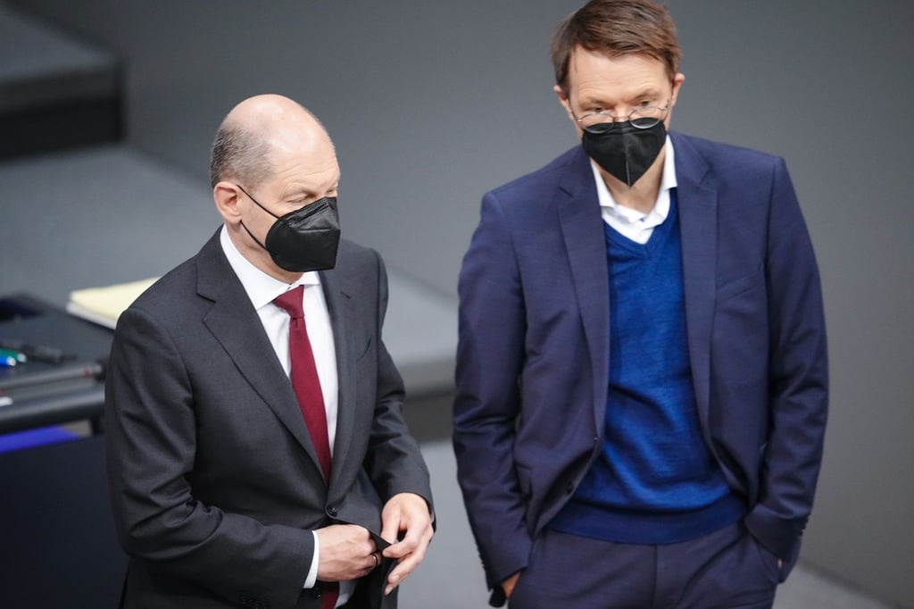 Hatten sich ein anderes Ergebnis gewünscht: Gesundheitsminister Karl Lauterbach (r.) und Bundeskanzler Olaf Scholz.