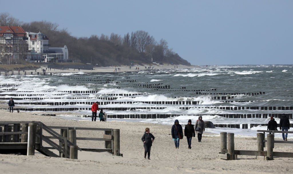 Die Sonne scheint, der Wind bläst: Spaziergang an der Ostsee.