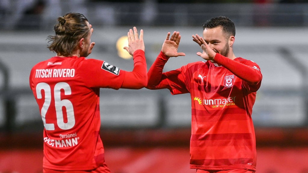 Muskelfaserrisse stoppen Marcel Titsch Rivero (l.) und Sebastian Bösel (r.) beim Halleschen FC.