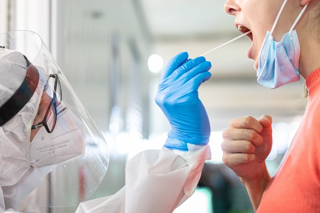 Seit Beginn der Pandemie wurden bereits rund 121.000 Covid-Erkrankungen als Berufskrankheit oder Arbeitsunfall anerkannt - besonders häufig bei Beschäftigten im Gesundheitswesen.