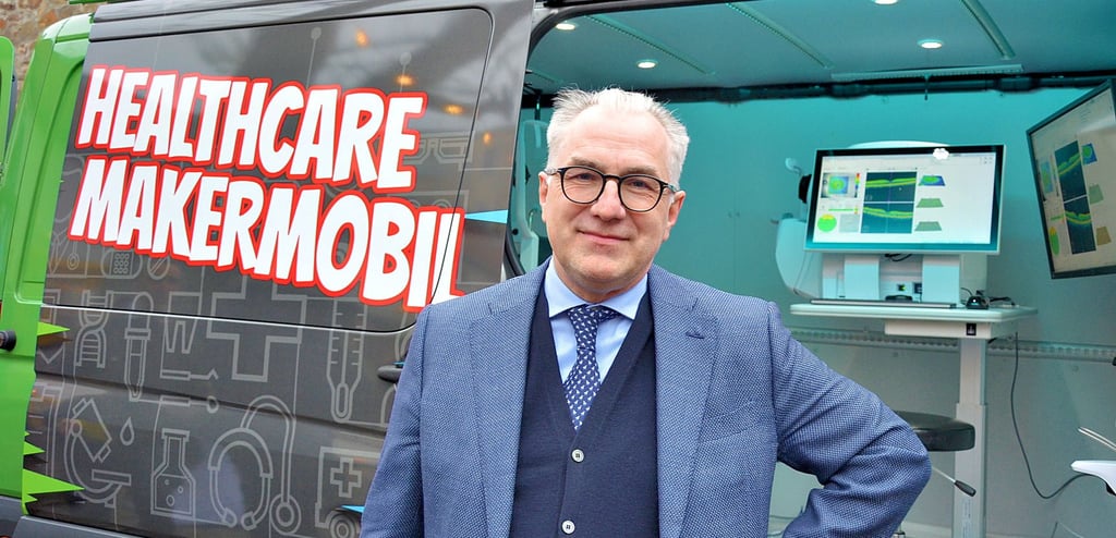 Professor Dr. Hagen Thieme, Direktor der Universitätsaugenklinik Magdeburg, steht vor der mobilien Augenarztpraxis. Das Modellprojekt soll dem Ärztemangel in der Altmark entgegenwirken.